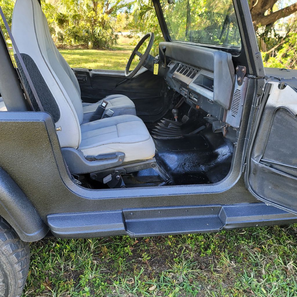 Photo 5 of this JEEP WRANGLER / YJ