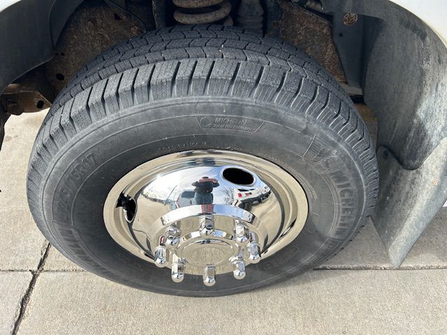 Additional photo of vehicle.