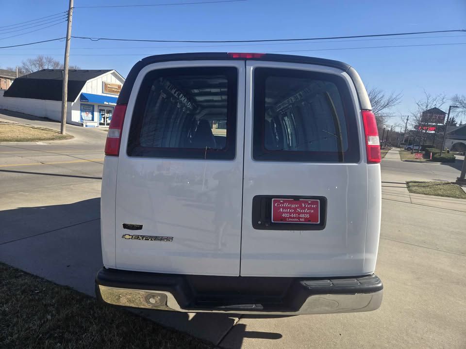 Additional photo of vehicle.