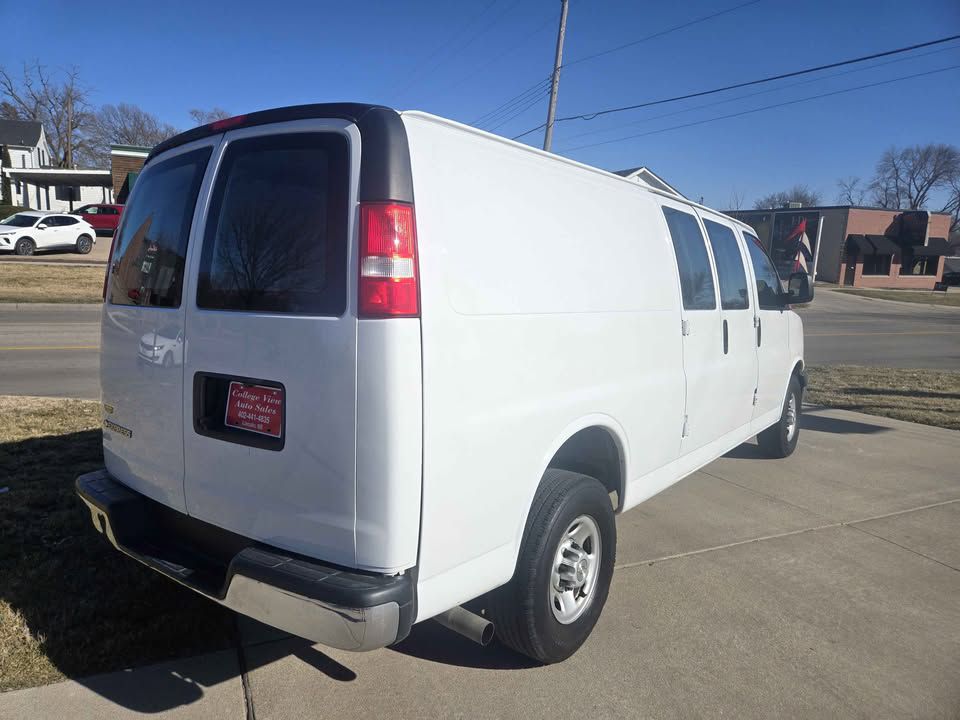 Additional photo of vehicle.