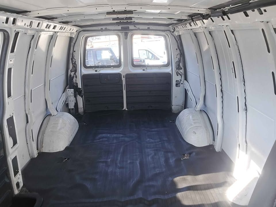 Additional photo of vehicle.