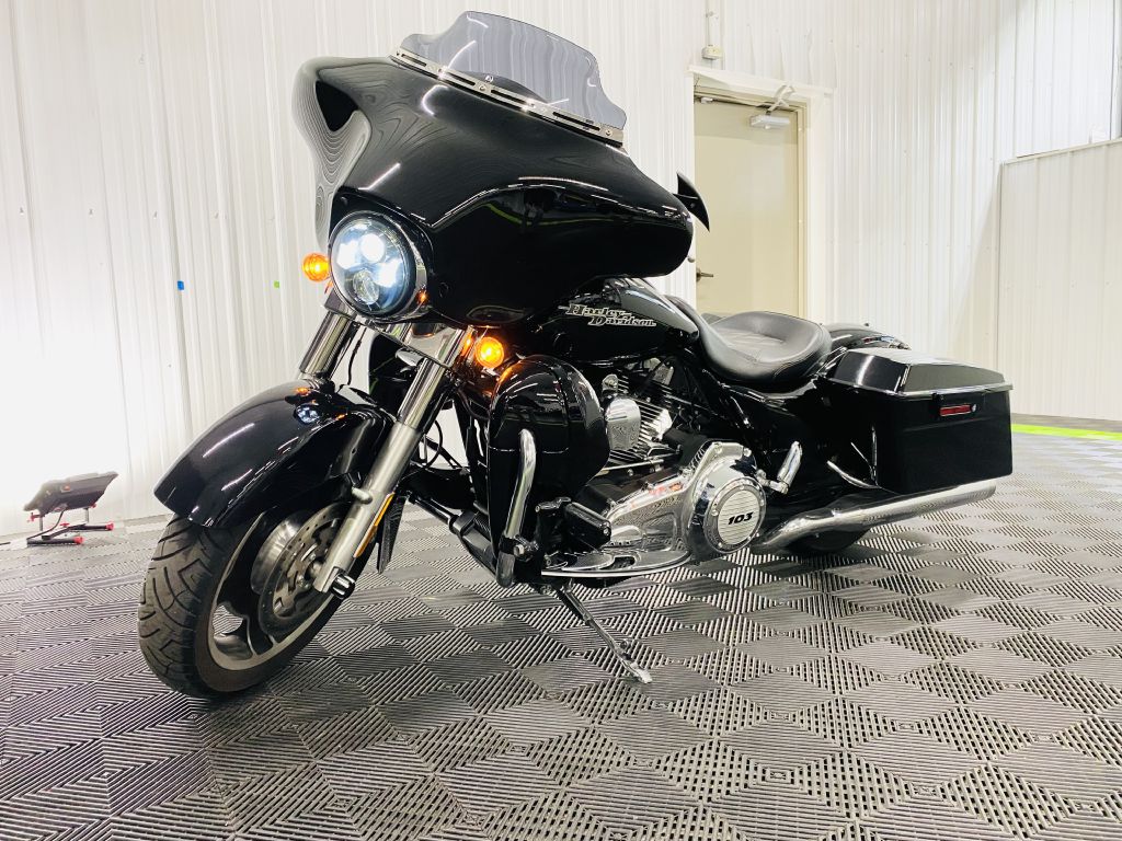 Photo 2 of this HARLEY DAVIDSON STREET GLIDE