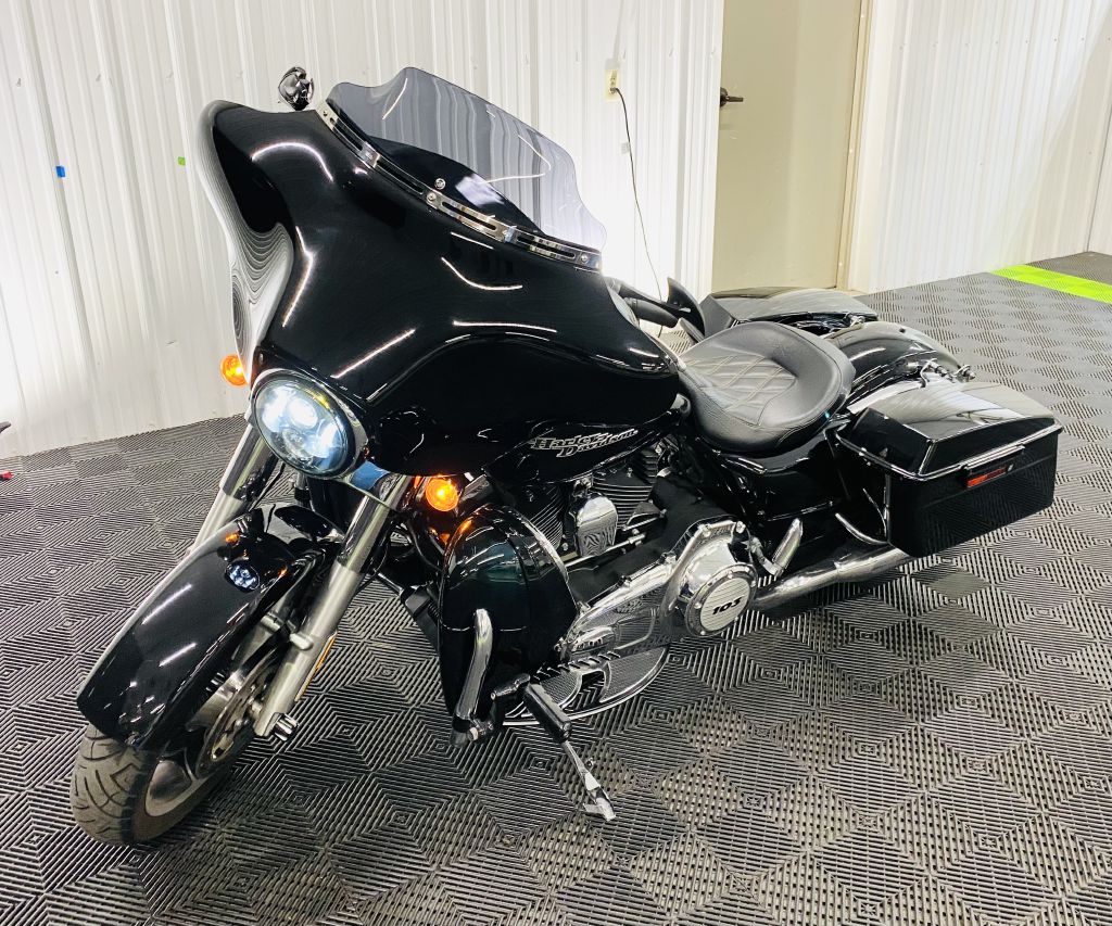 Photo 3 of this HARLEY DAVIDSON STREET GLIDE