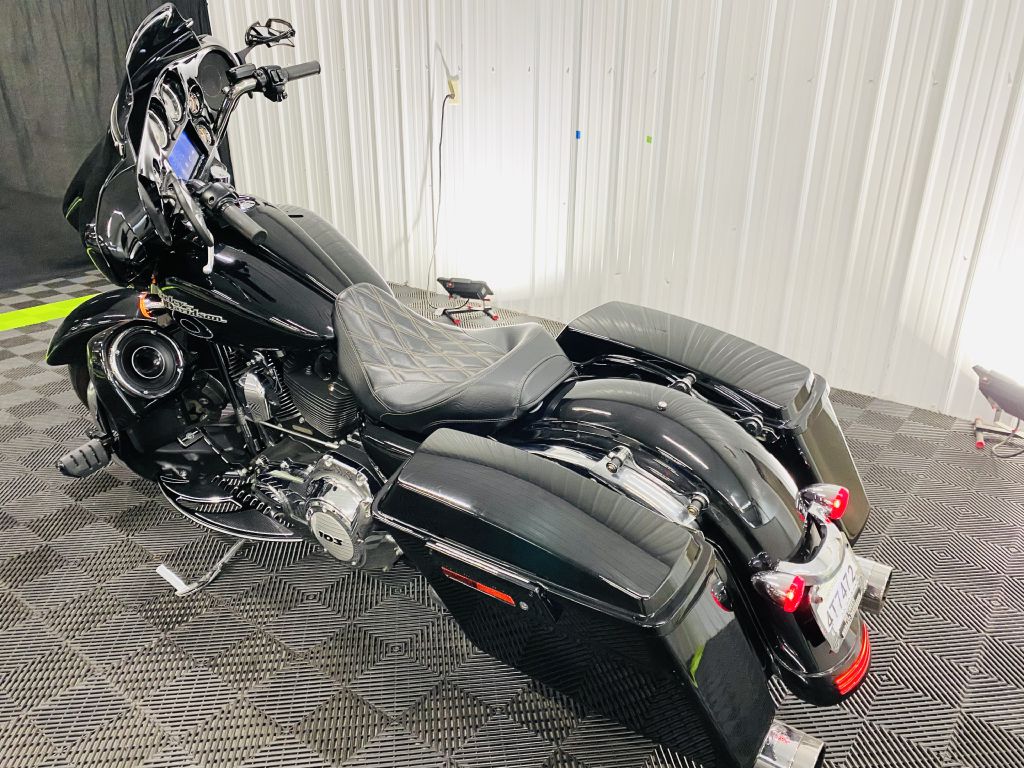 Photo 5 of this HARLEY DAVIDSON STREET GLIDE