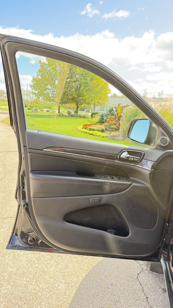 Photo 8 of this JEEP GRAND CHEROKEE