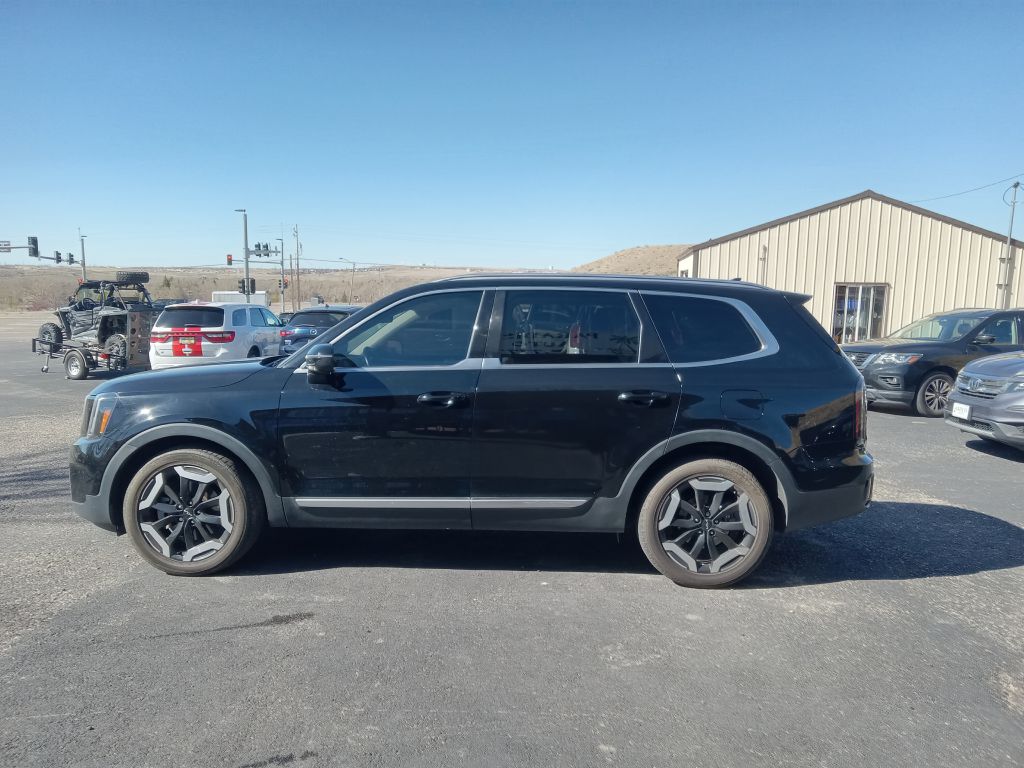 Photo 2 of this KIA TELLURIDE