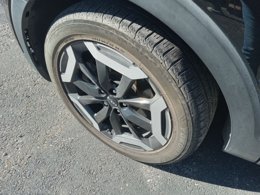 Photo 9 of this KIA TELLURIDE