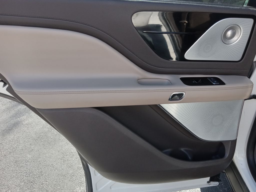 Photo 13 of this LINCOLN AVIATOR