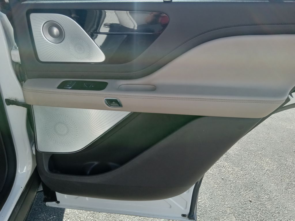 Photo 21 of this LINCOLN AVIATOR