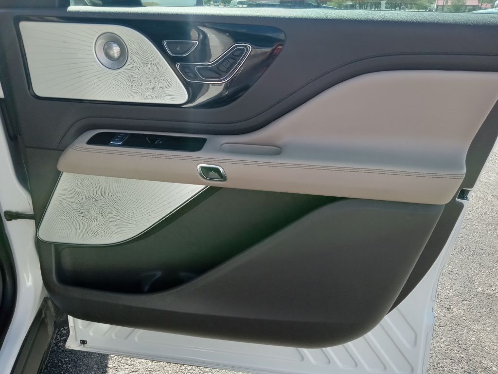 Photo 23 of this LINCOLN AVIATOR
