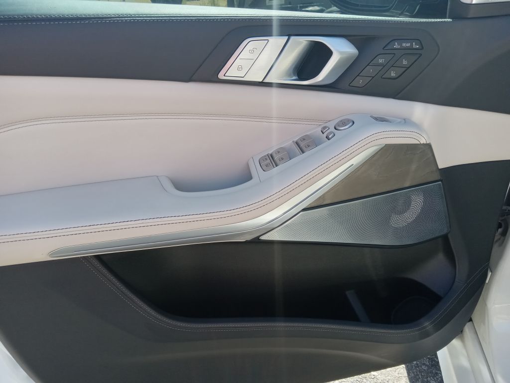 Photo 11 of this BMW X7