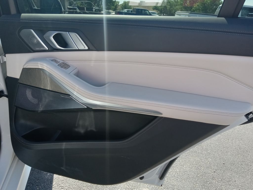 Photo 25 of this BMW X7