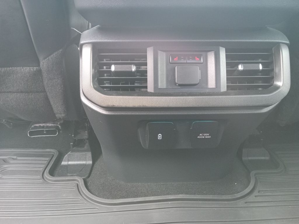 Photo 18 of this FORD F150 PLATINUM