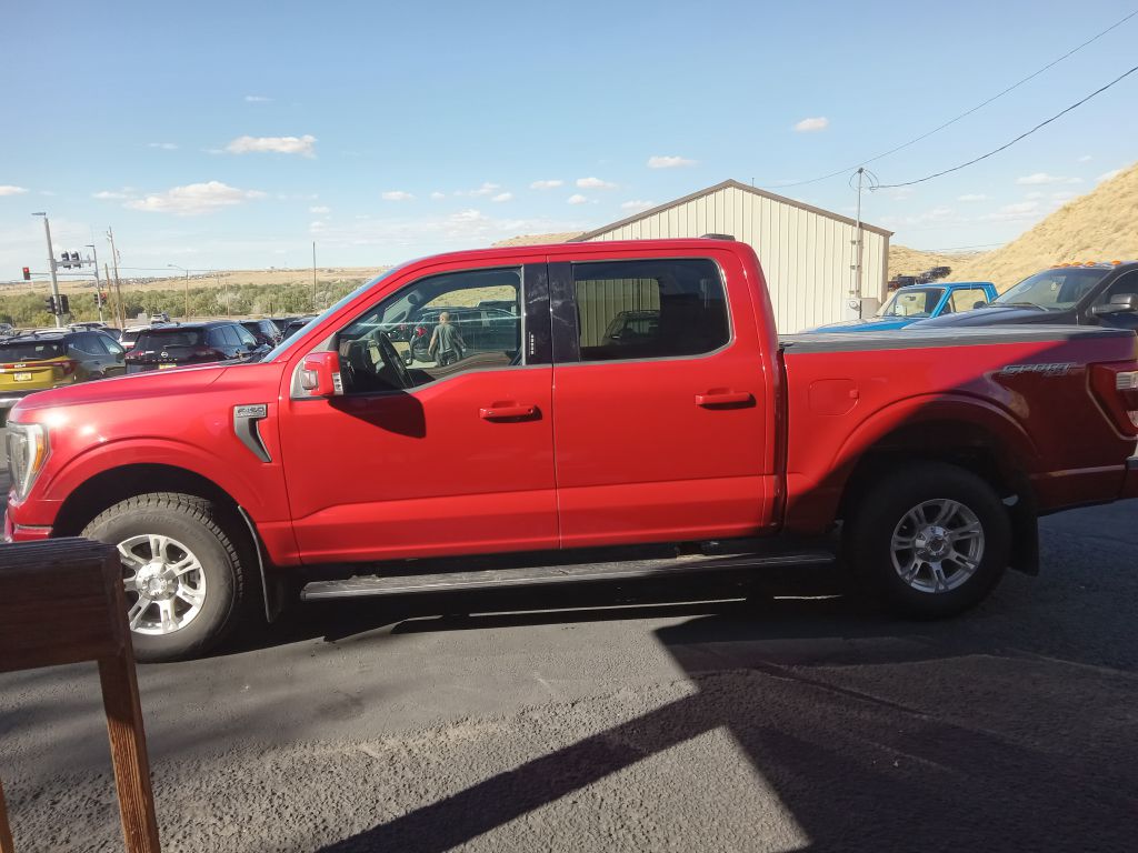 Photo 2 of this FORD F150 LARIAT