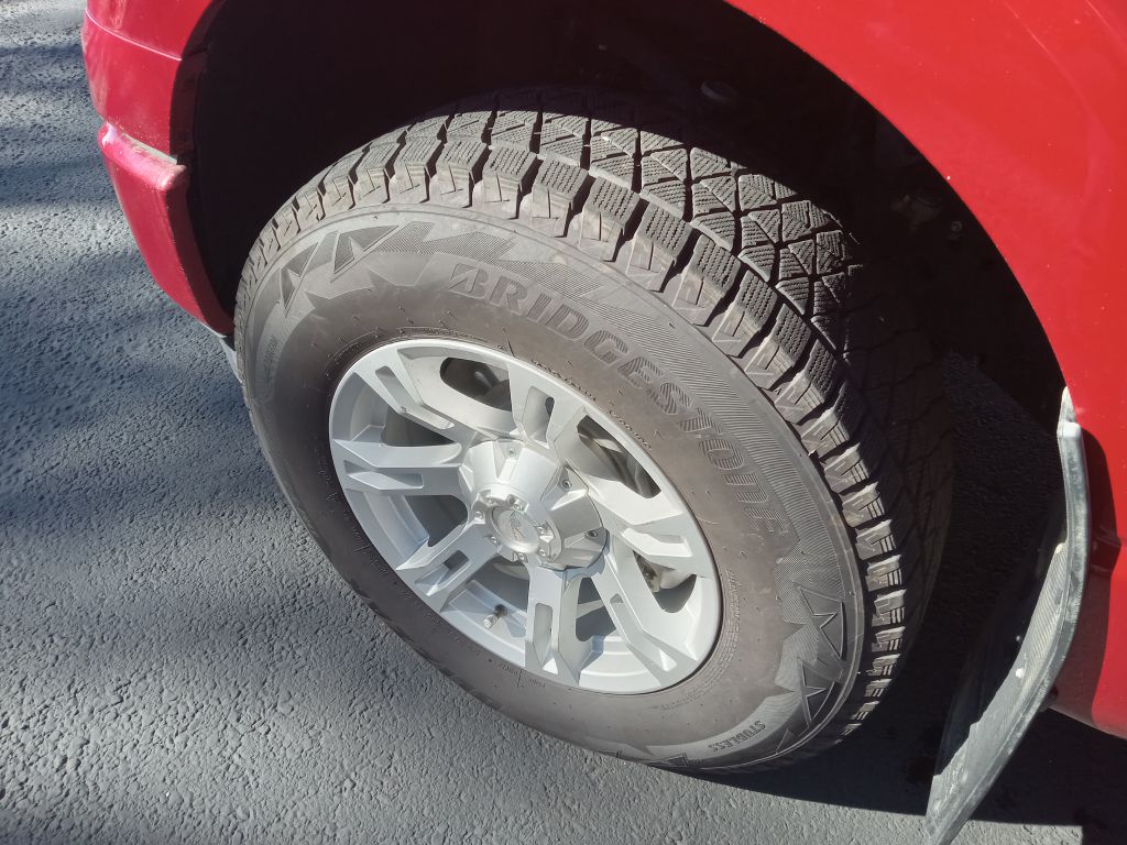 Photo 9 of this FORD F150 LARIAT