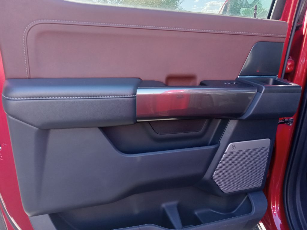 Photo 13 of this FORD F150 LARIAT