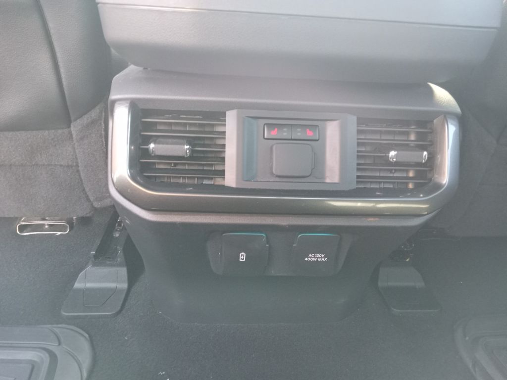 Photo 16 of this FORD F150 LARIAT