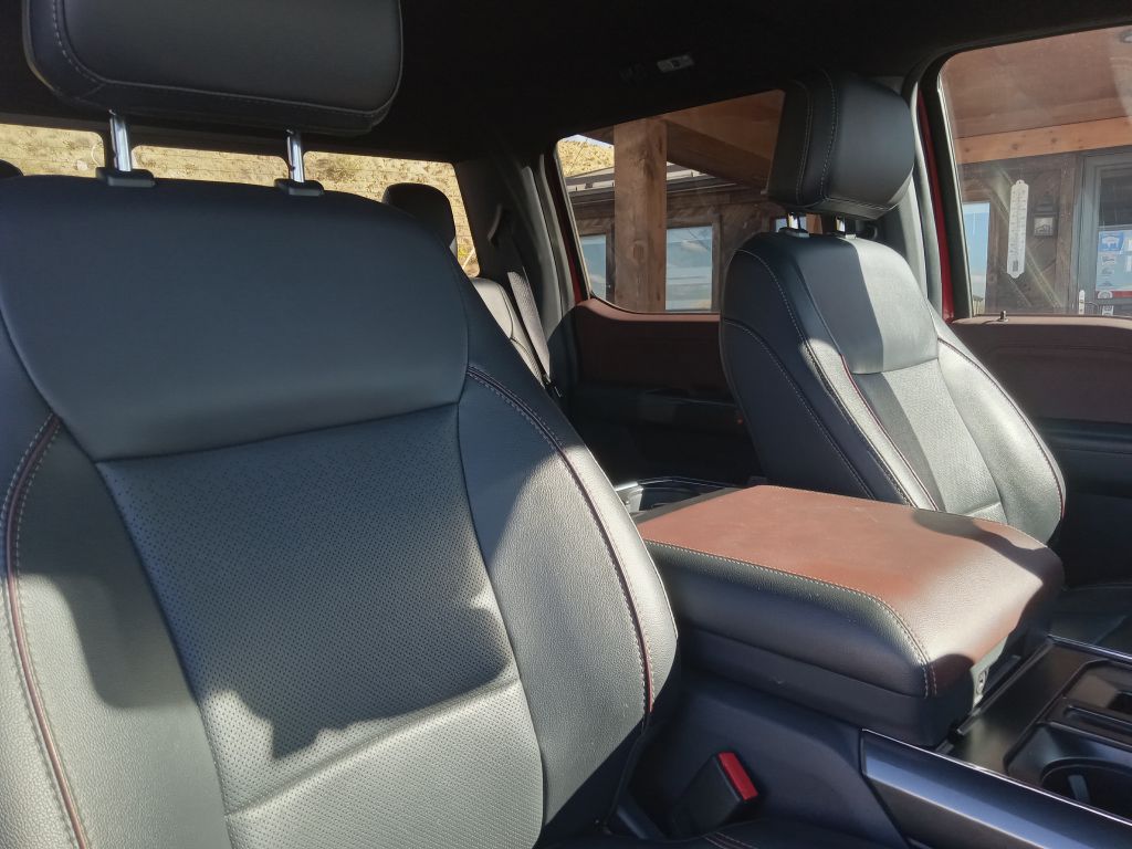 Photo 22 of this FORD F150 LARIAT