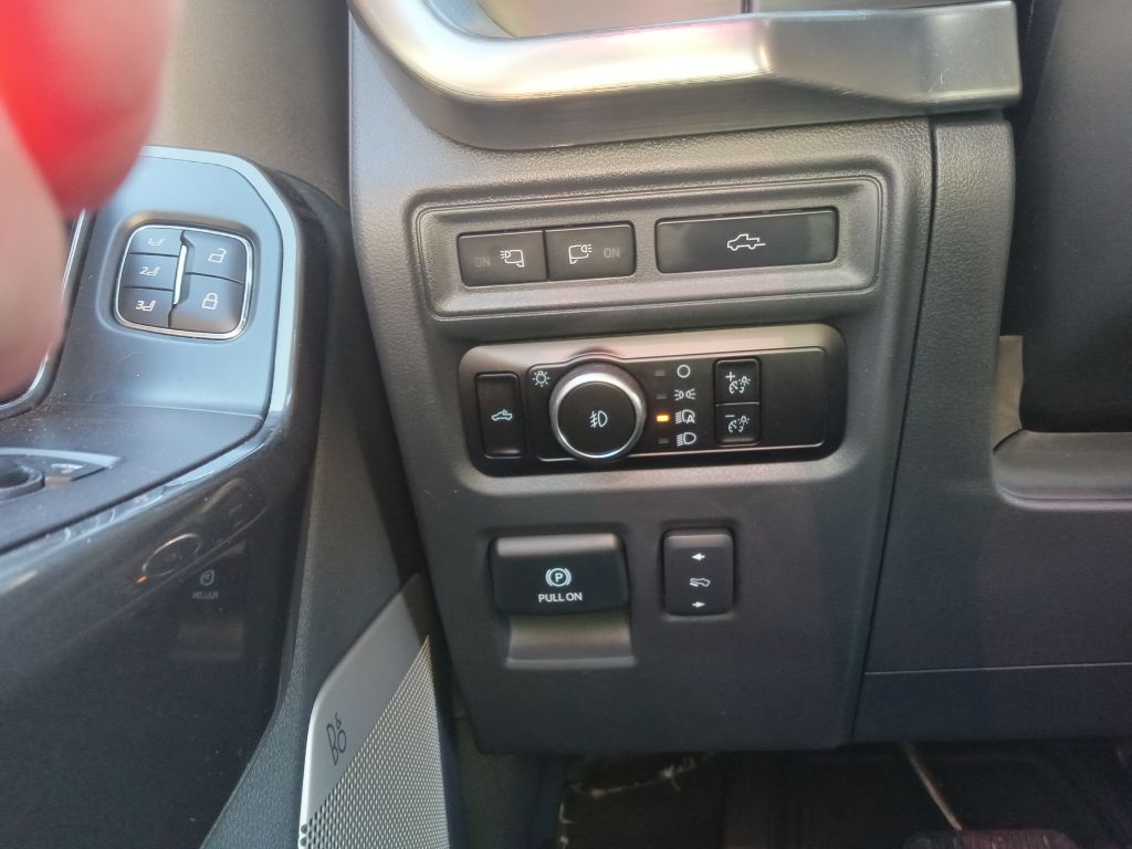 Photo 26 of this FORD F150 LARIAT