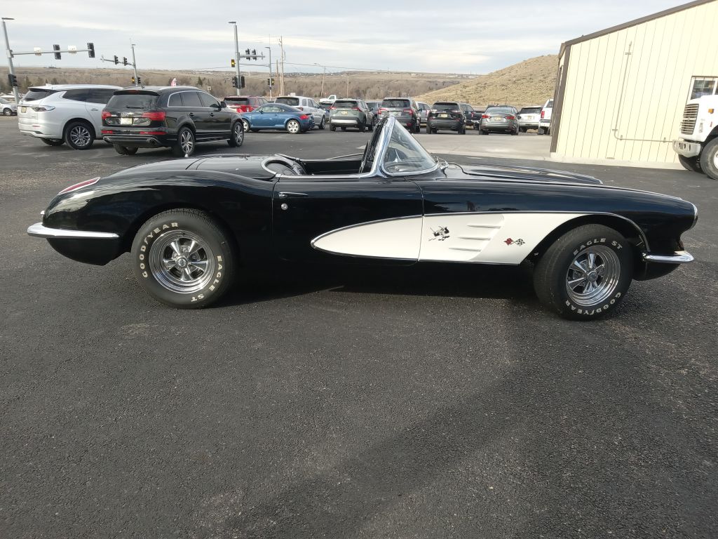 Photo 2 of this CHEVROLET Corvette