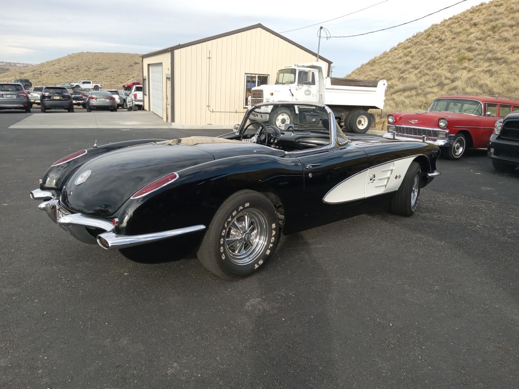 Photo 3 of this CHEVROLET Corvette