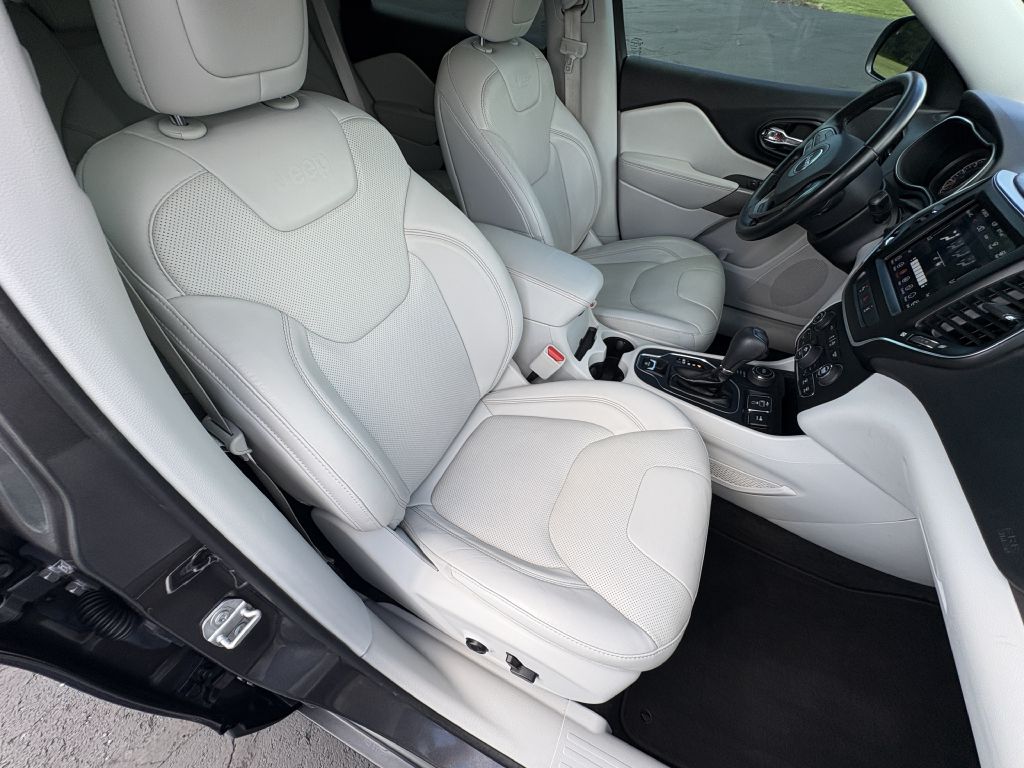 Photo 16 of this JEEP CHEROKEE