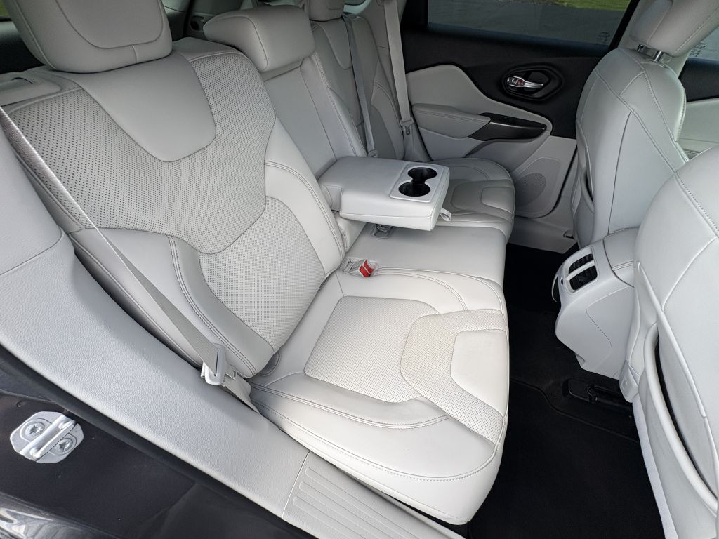 Photo 18 of this JEEP CHEROKEE