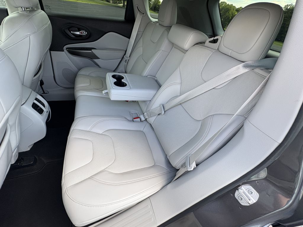 Photo 19 of this JEEP CHEROKEE