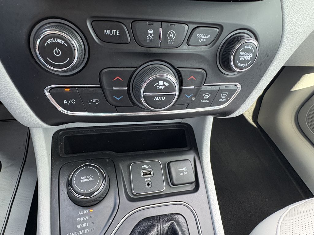 Photo 25 of this JEEP CHEROKEE