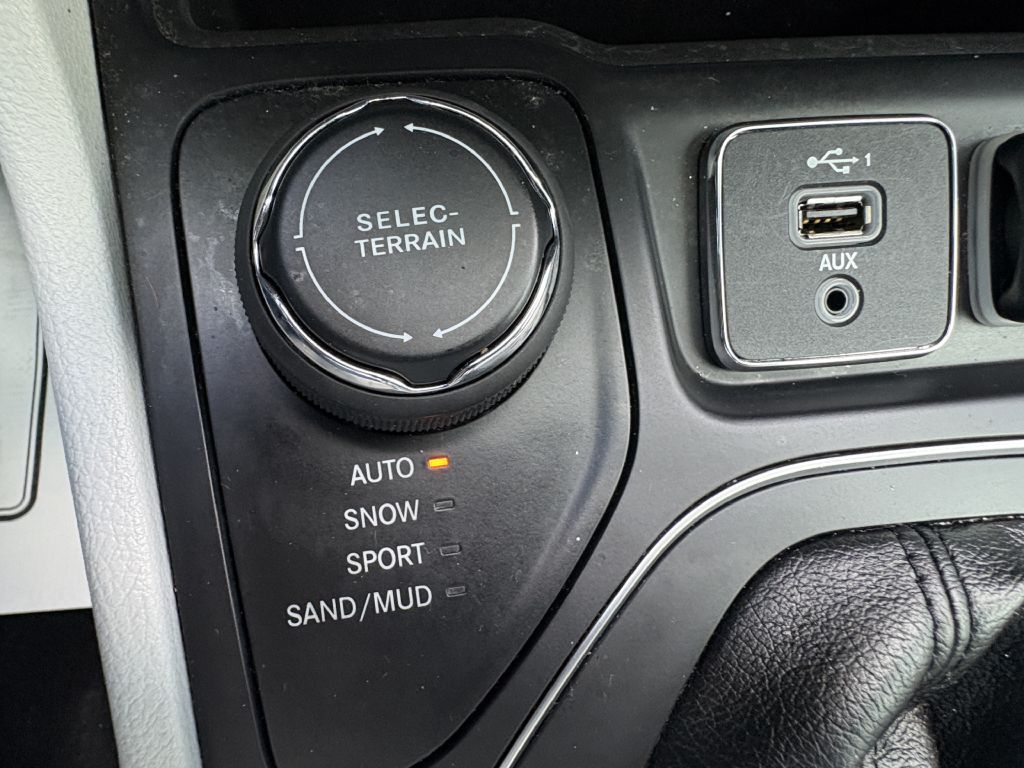 Photo 27 of this JEEP CHEROKEE