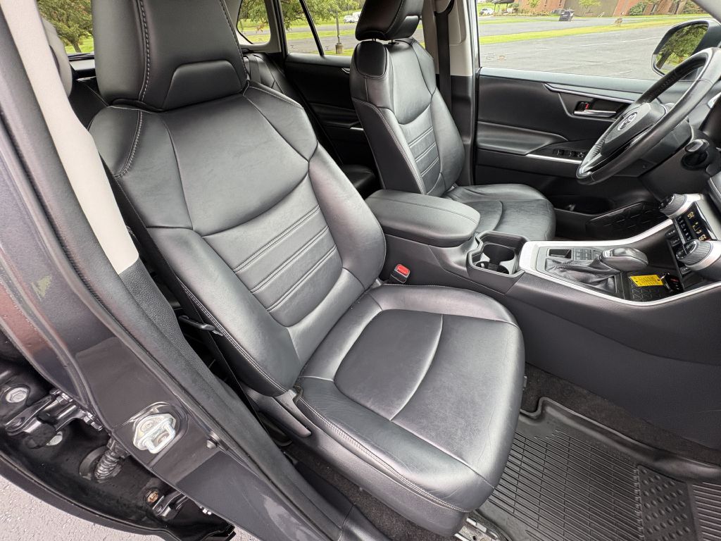Photo 13 of this TOYOTA RAV4