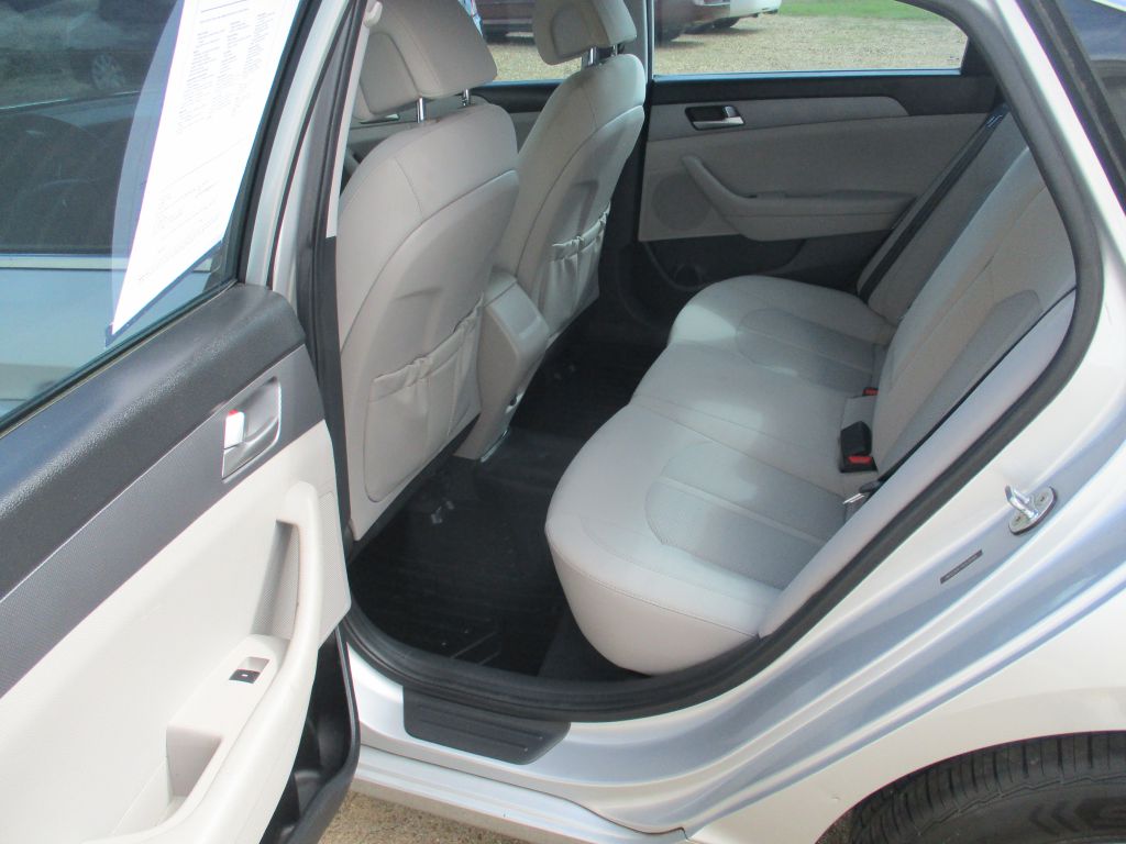 Photo 17 of this HYUNDAI SONATA