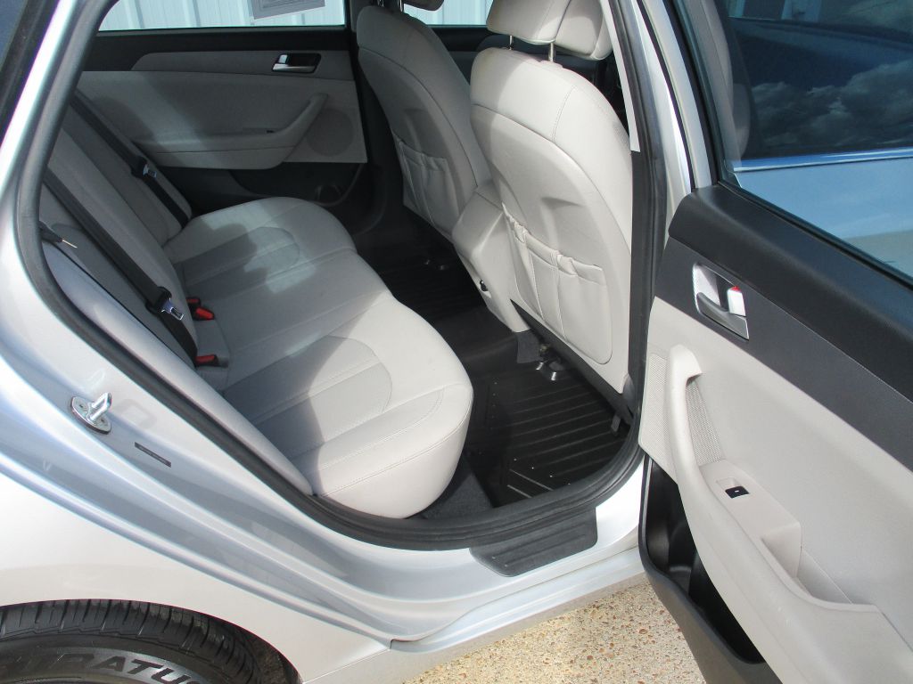 Photo 19 of this HYUNDAI SONATA