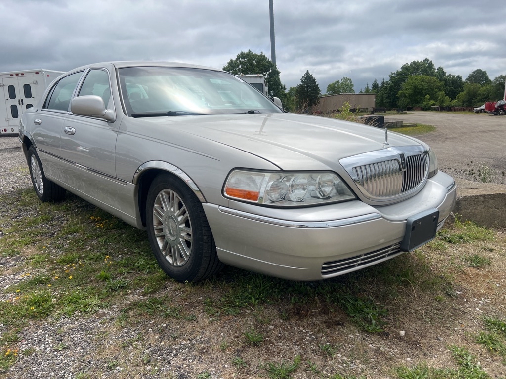 Used 2008 LINCOLN TOWN CAR SIGNATURE LIMITED for sale at Towpath Motors