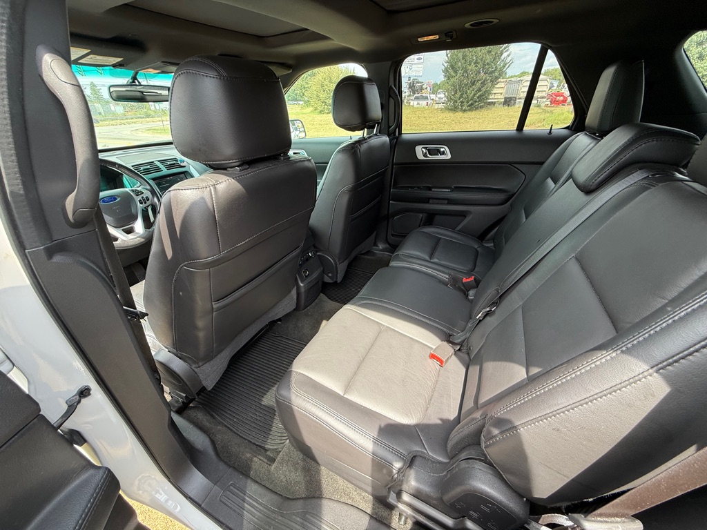 Photo 6 of this FORD EXPLORER