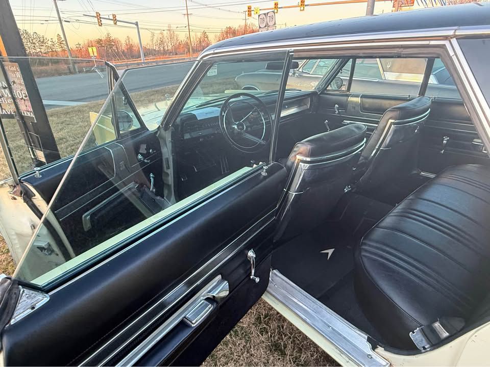 Photo 8 of this CHRYSLER 300