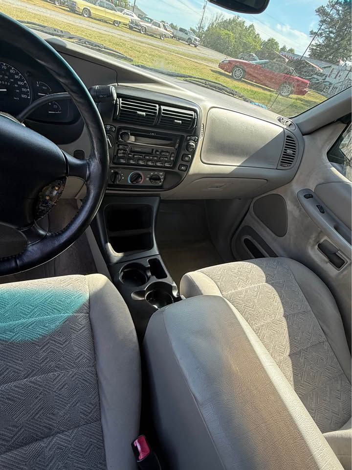Photo 2 of this FORD EXPLORER