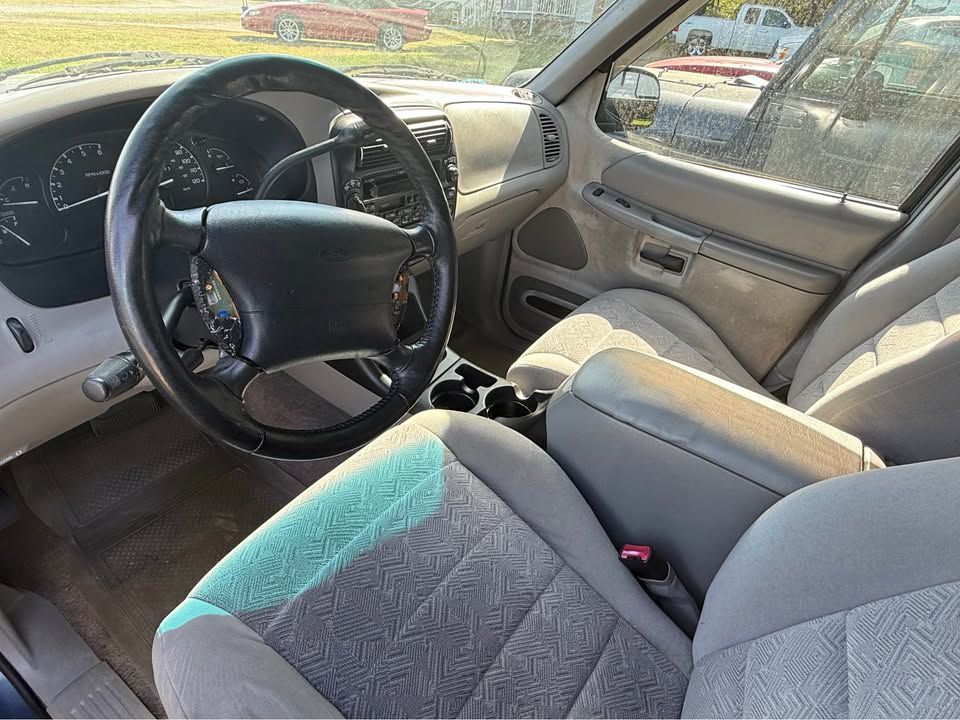 Photo 3 of this FORD EXPLORER