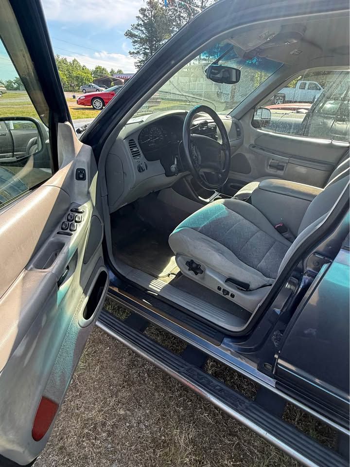Photo 4 of this FORD EXPLORER