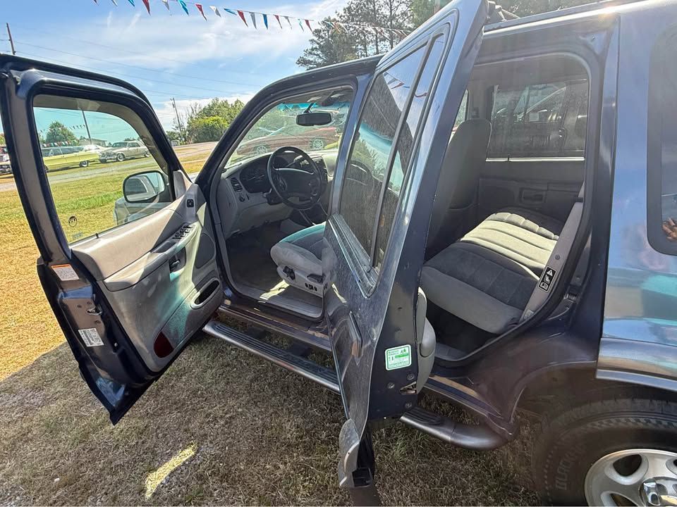 Photo 7 of this FORD EXPLORER