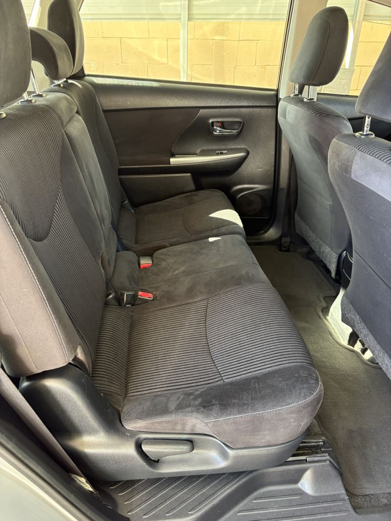 Photo 11 of this TOYOTA PRIUS V