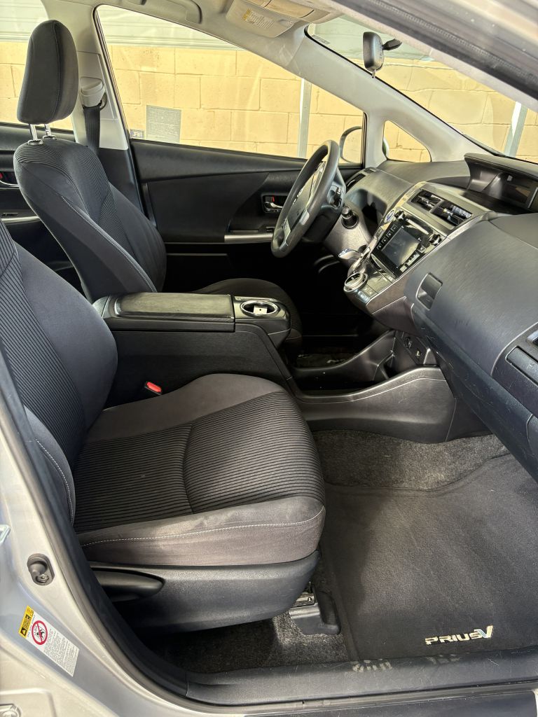 Photo 12 of this TOYOTA PRIUS V