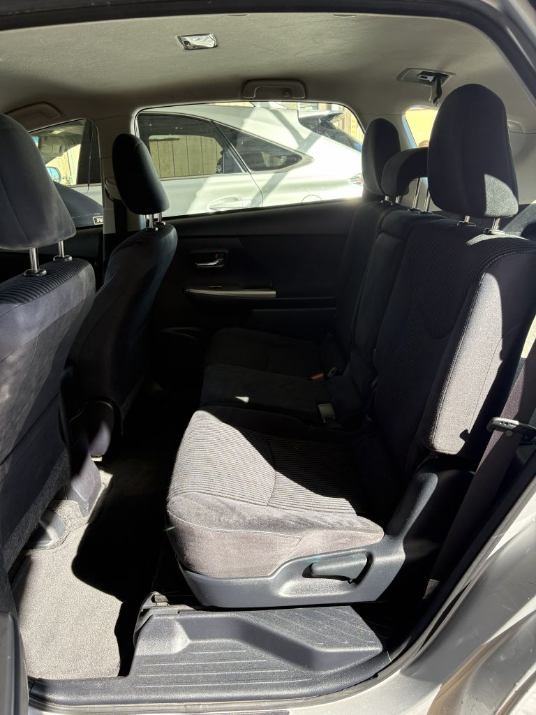 Photo 14 of this TOYOTA PRIUS V