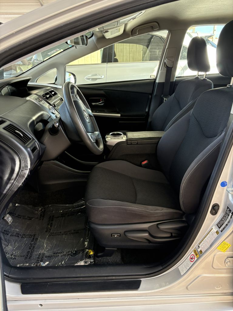 Photo 15 of this TOYOTA PRIUS V