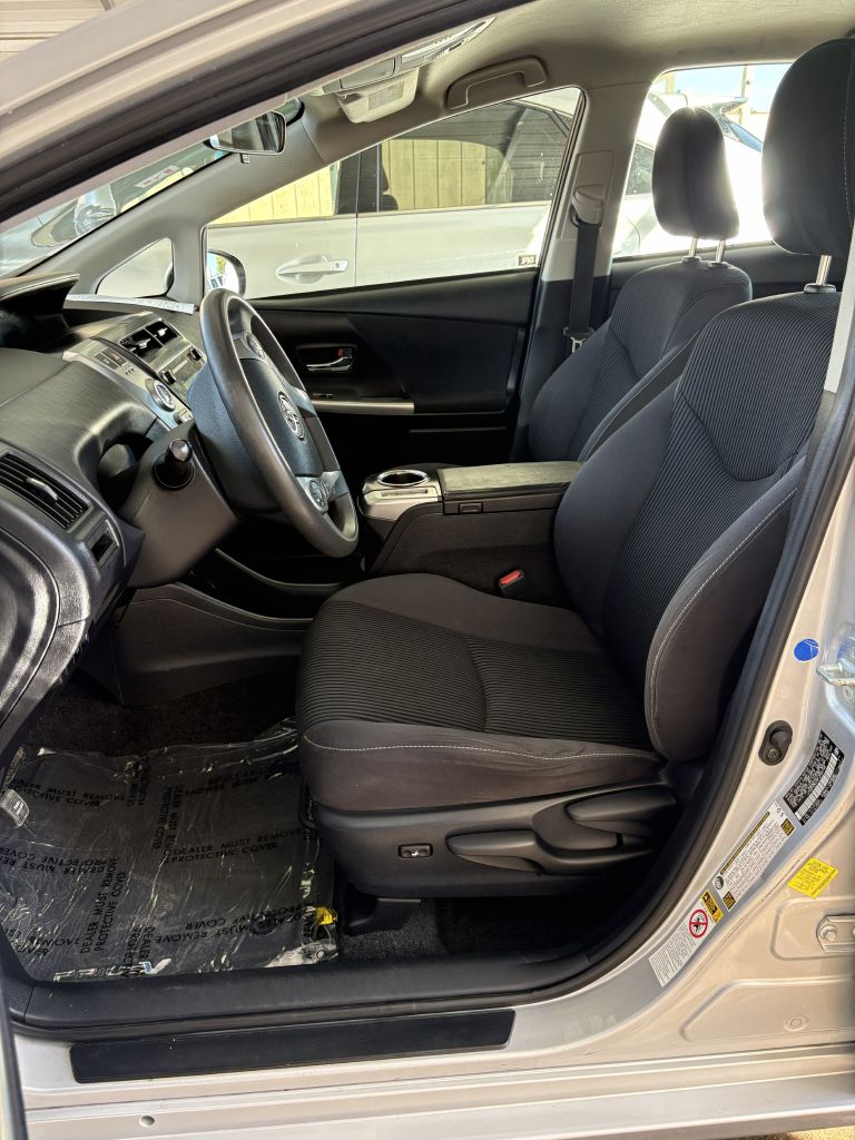 Photo 16 of this TOYOTA PRIUS V