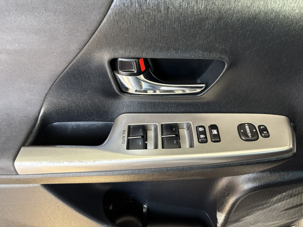 Photo 17 of this TOYOTA PRIUS V