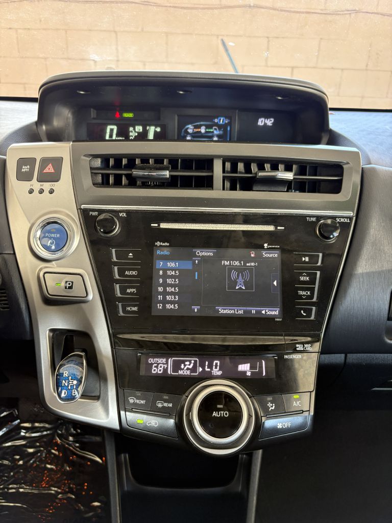 Photo 19 of this TOYOTA PRIUS V
