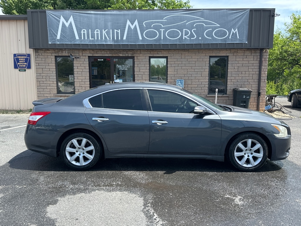 Photo 2 of this NISSAN MAXIMA