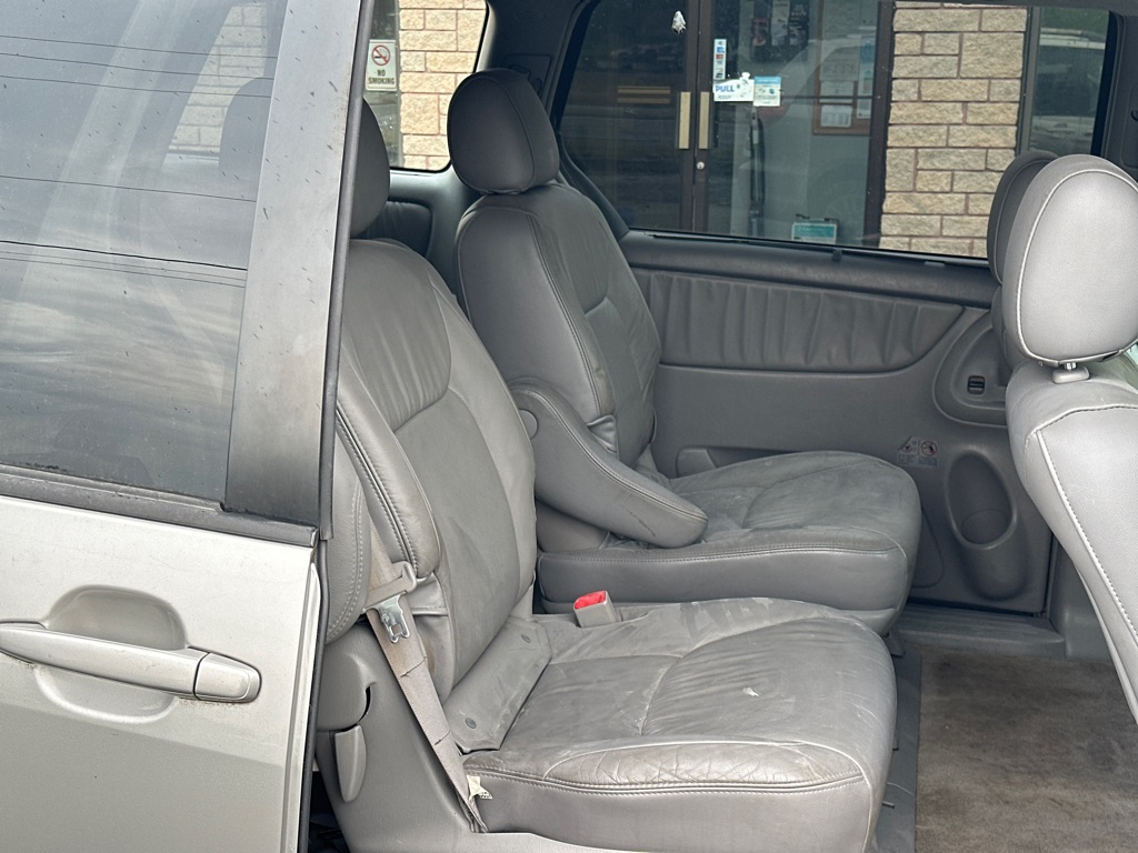 Photo 13 of this TOYOTA SIENNA