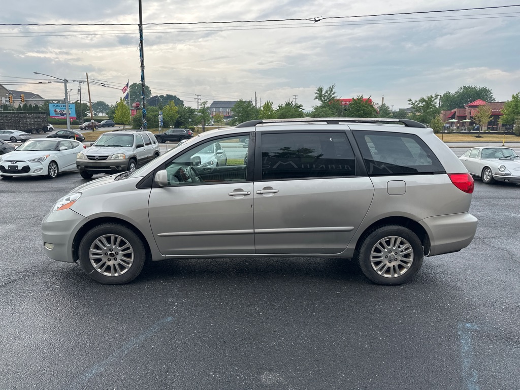 Photo 6 of this TOYOTA SIENNA